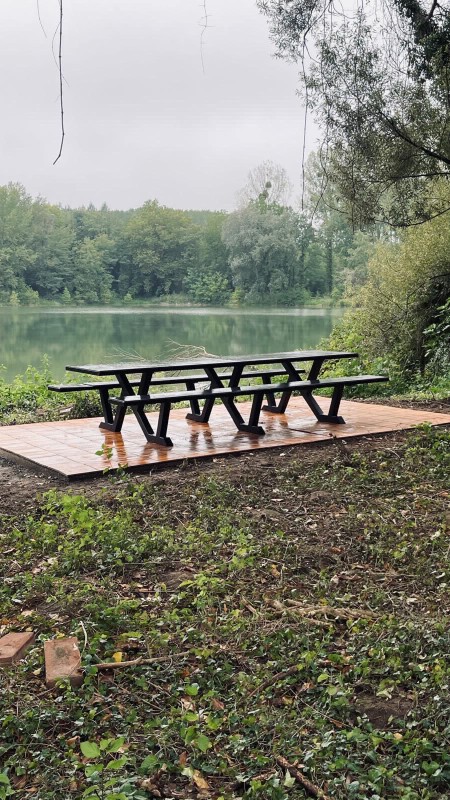 Conception d'une table monastère en structure acier où l'on a posé dessus du marbre impérial pour un jardin à Haguenau