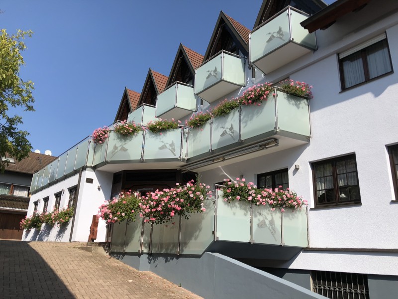 Nouveau chantier de garde-corps en inox poli et verre feuilleté Opale à Strasbourg en Alsace : une réalisation signée Soudure Concept