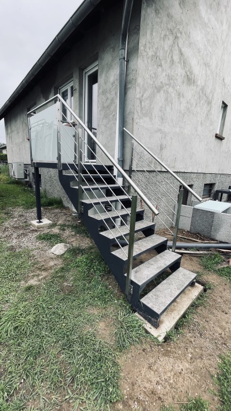 Conception d'un escalier en métal galvanisé et thermolaqué avec la pose de dalle céramique à Weyersheim près de Haguenau