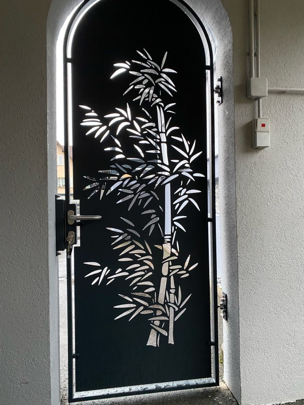 Artisan ferronnier pour la pose d'une porte d’entrée jardin d'une villa à Mariental près de Haguenau