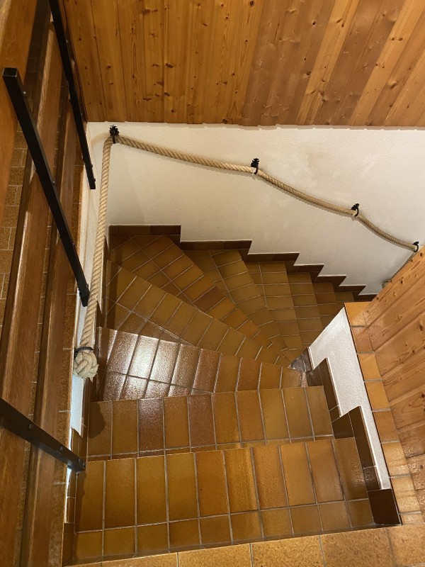 Remplacement et sécurisation une main courante en corde par une main courante en inox polis dans un escalier à Illkirch