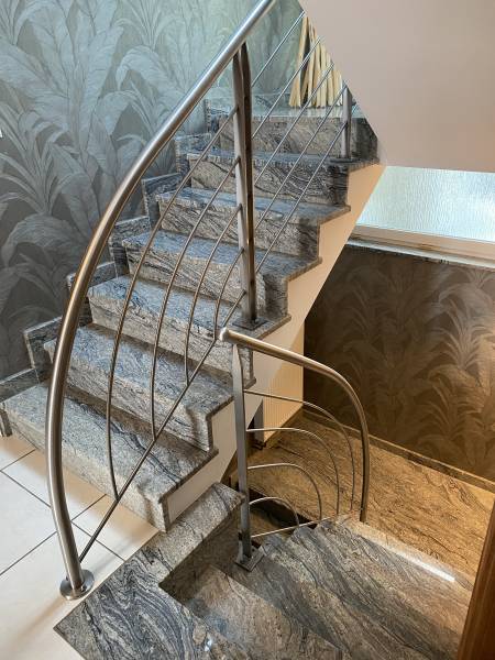 Fabrication et pose d'un garde-corps  en acier inoxydable polis  pour un escalier extérieur en descente de cave à Wissembourg