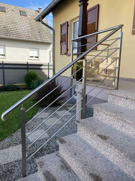 Réalisation Fabrication  sur mesure et pose d'un garde-corps contemporain en acier inoxydable en finition polis brossé secteur Haguenau Wissembourg Bas Rhin