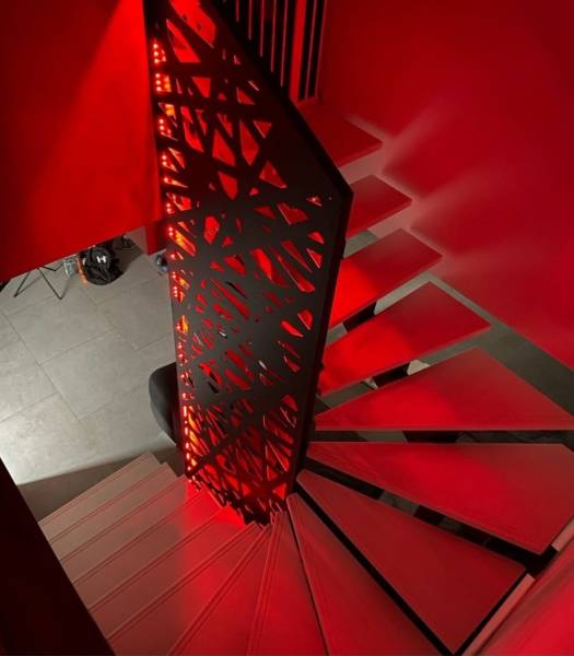 Le claustra décoratif avec intégration de LED est une bonne idée en guise de garde-corps pour un escalier intérieur à Haguenau
