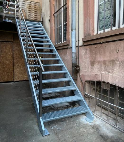 Réalisation d'un escalier extérieur en acier galvanisé et pose de marche en caillebotis sécurisé par un garde-corps en métal brossé sur Haguenau
