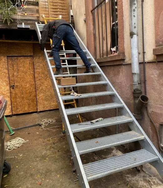 Réalisation d'un escalier extérieur en acier galvanisé et pose de marche en caillebotis sécurisé par un garde-corps en métal brossé sur Haguenau
