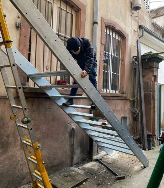 Réalisation d'un escalier extérieur en acier galvanisé et pose de marche en caillebotis sécurisé par un garde-corps en métal brossé sur Haguenau