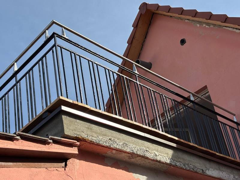 Rehausser un garde corps avec une rambarde inox pour être à la bonne hauteur sur une terrasse d'appartement de Haguenau