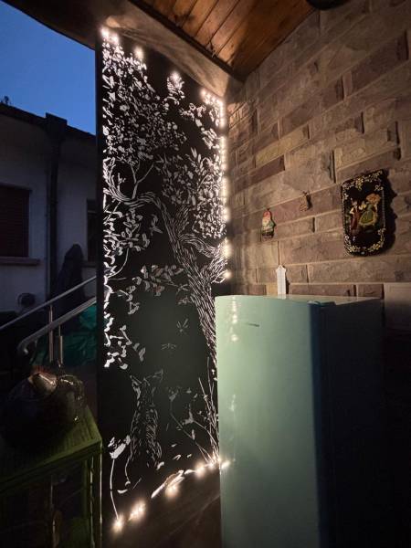 Brise-vue décoratif en acier rétroéclairé : une réalisation de la métallerie Soudure Condept à Haguenau