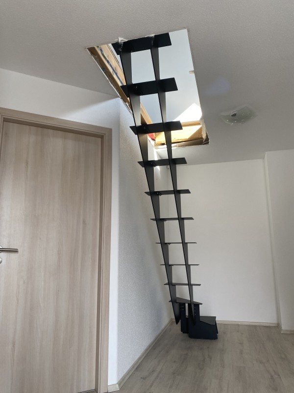 Pose d'un Escalier 1/4 tournant sur mesure pour accéder à vos combles aménagés . Modèle limon crémaillère et marches en Hêtre. Quartier Robertsau à Strasbourg