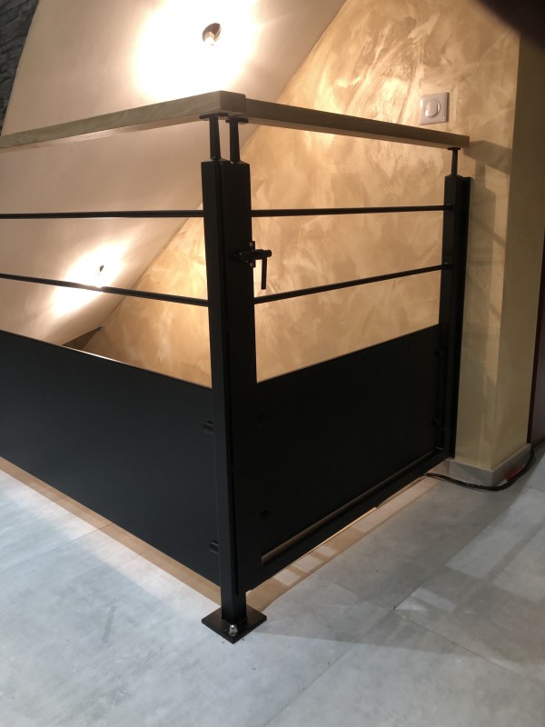 Fourniture et pose de garde-corps en acier thermolaqué avec parement en tôle perforées pour votre entreprise de Brumath