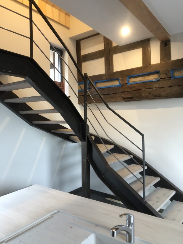 Fabricant d’escalier métallique sur mesure avec une finition, Thermolaqué noir au design moderne pour un intérieur traditionnel alsacien . Secteur Wissembourg Haguenau