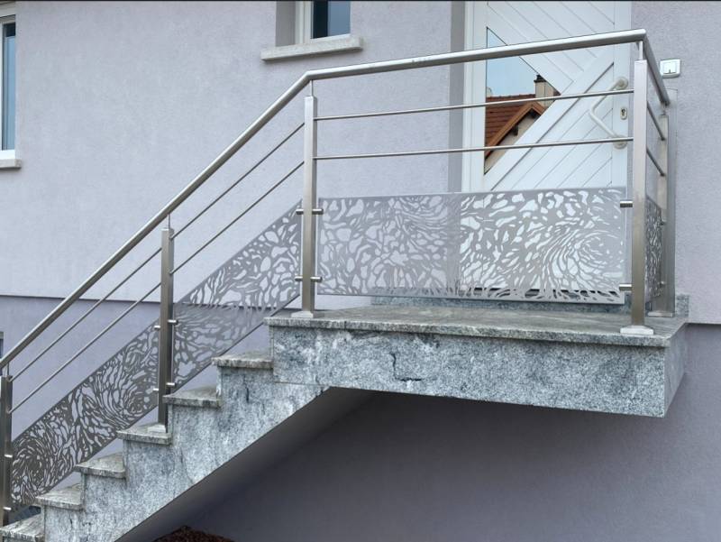Conception et pose de garde-corps en inox sur mesure avec motifs artistiques découpés au laser à Haguenau