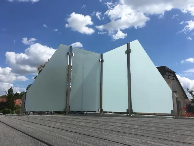 Retrouvez une discrétion  en posant un brise-vue avec vitre opaque réalisé par soudure concept personnalisé à Brumath